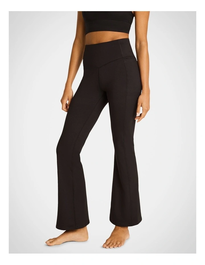 Flared Pocket Yoga Pants in Black