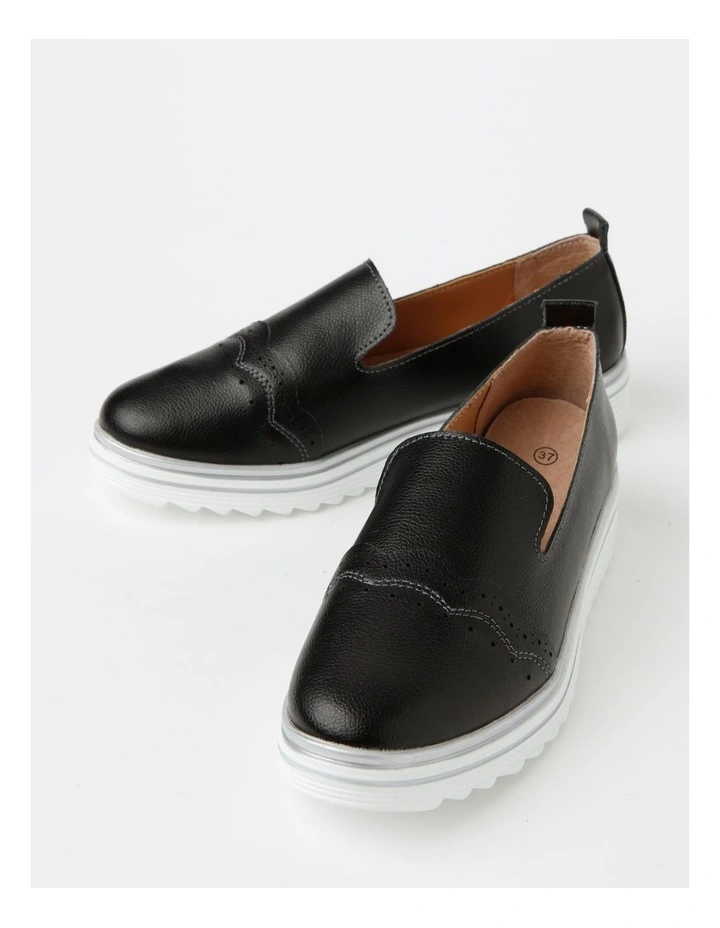 Capture Flat Shoes in Black Leather