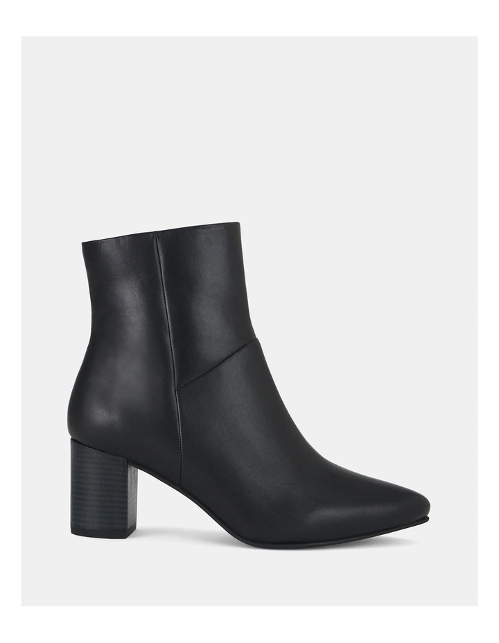 Tarvella Boots in Black