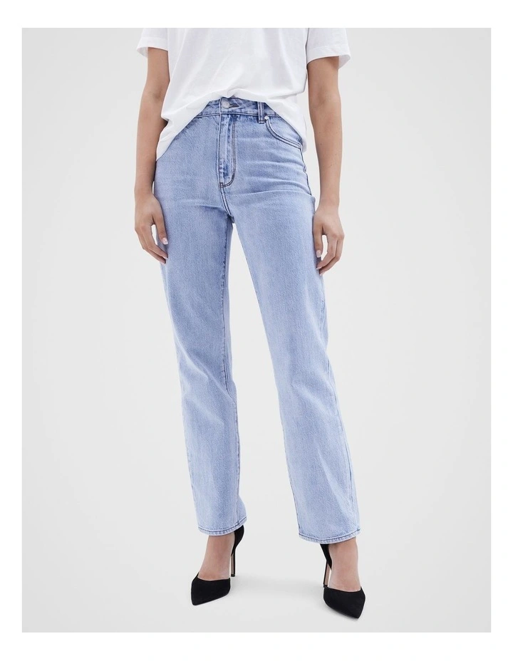 Classic Straight Fit Jean in Light Vintage