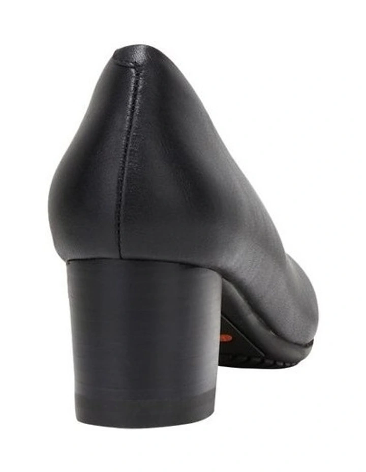 The Block Leather Heeled Shoes in Black