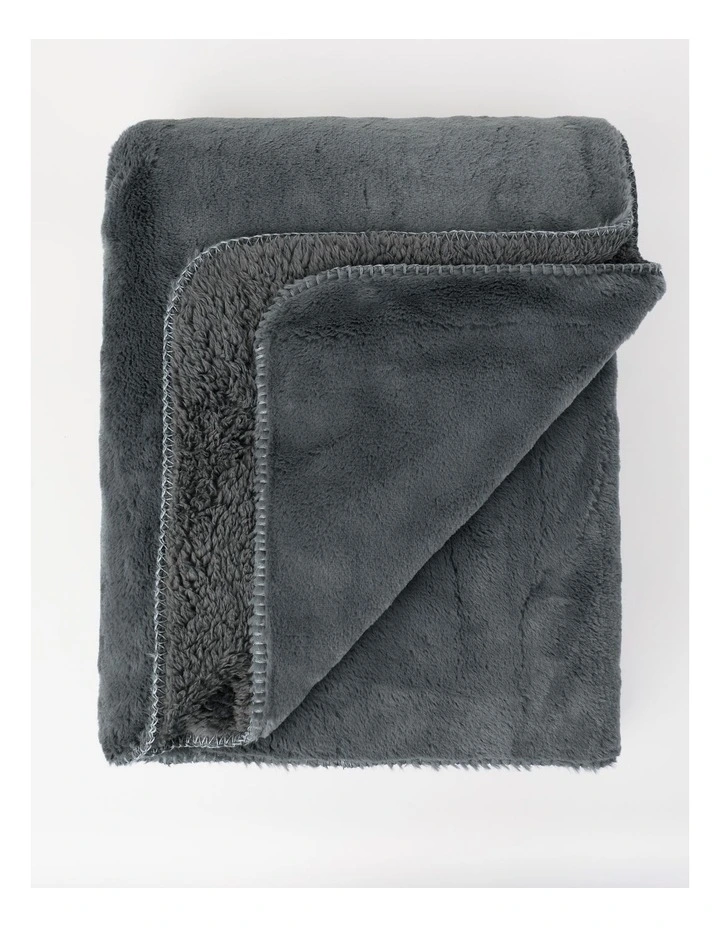 Reversible Sherpa Blanket in Charcoal