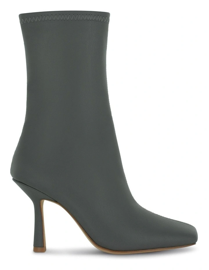 Sora Boots in Graphite