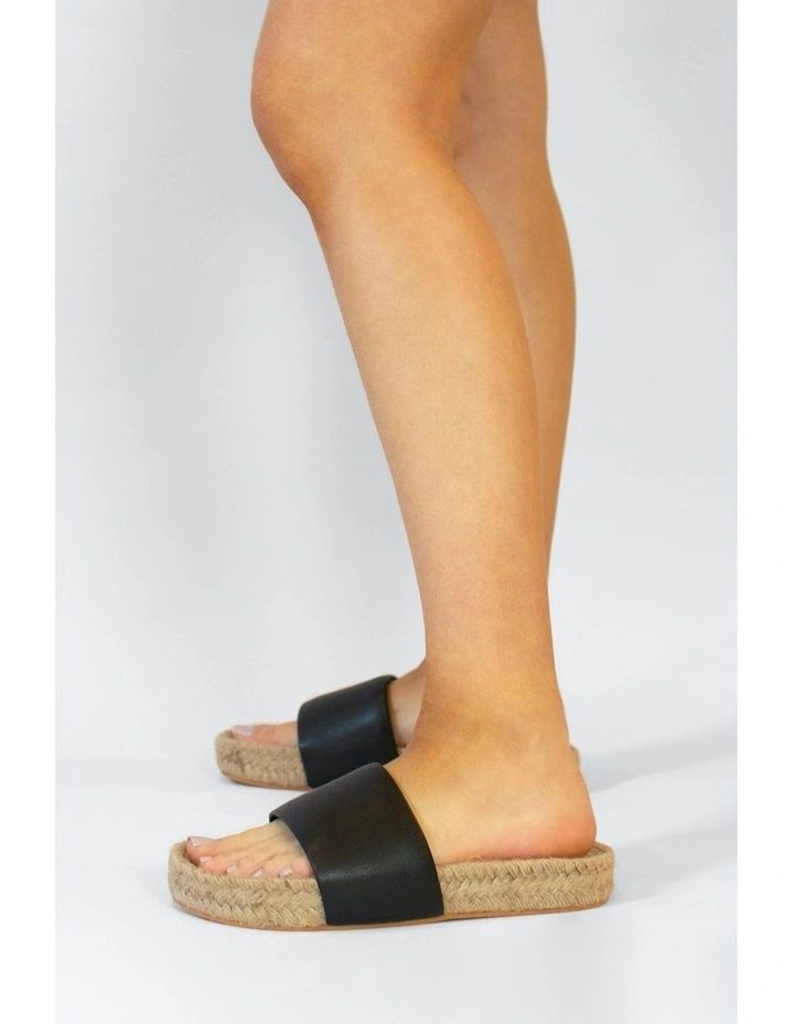 Isobel I Flat Sandals in Black
