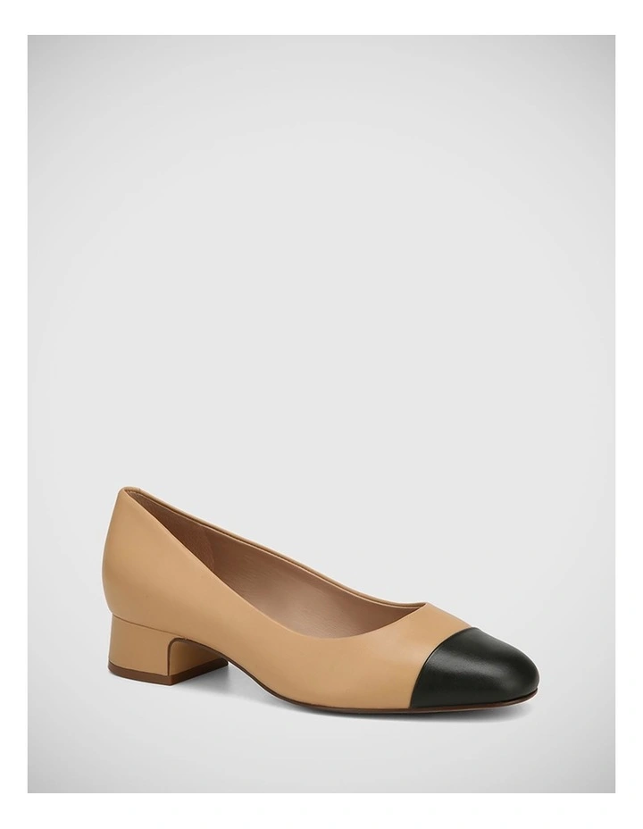Edithe Leather Pump in Beige/Black
