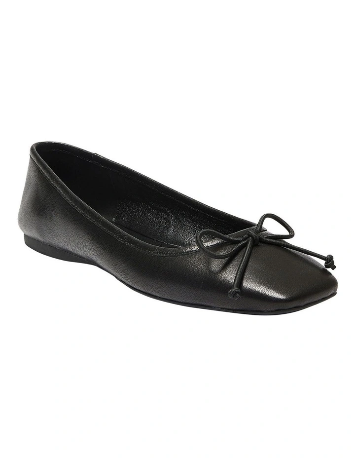 Maya Flat Shoes in Black Leather