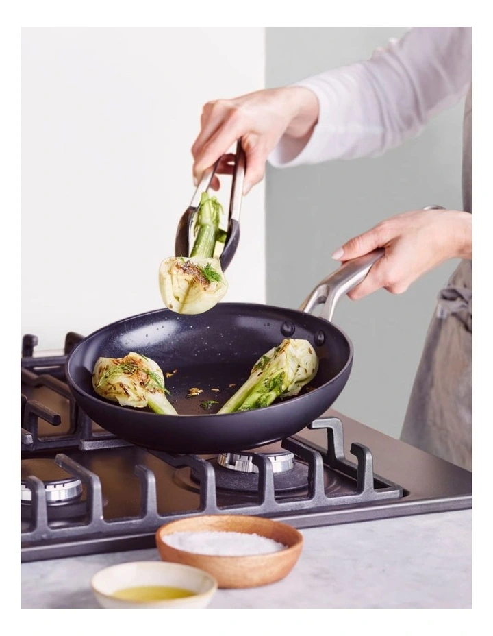 Omega Frypan 24cm in Black