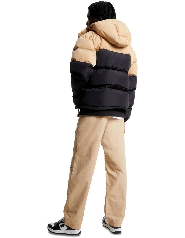 Colour-Blocked Alaska Puffer Jacket in Black