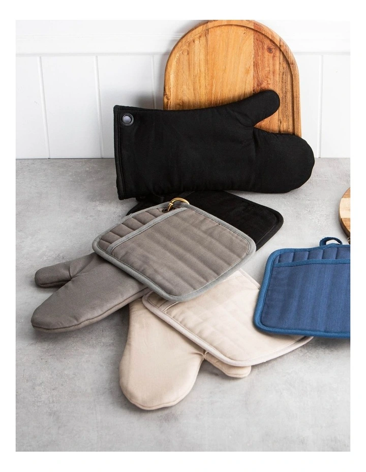 Austin Pot Holder and Oven Mitt Pack with Carabiner in Gum5