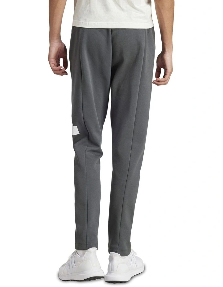 Future Icons Badge of Sport Joggers in Legend Ivy