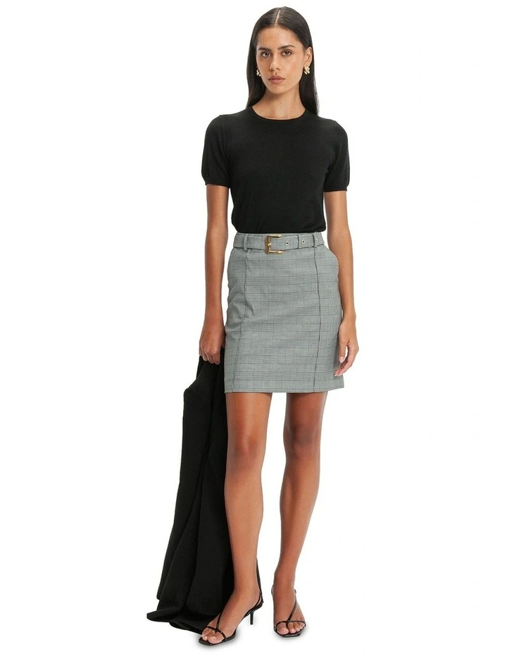 Short Sleeve Round Neck Knit in Black
