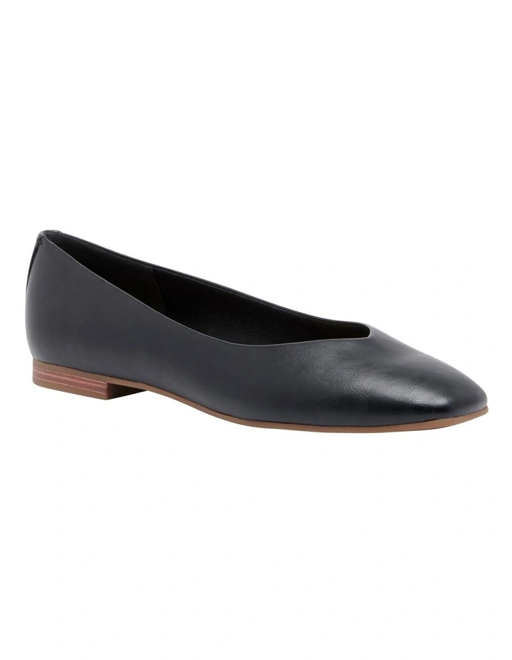 Rinnu Ballet Flats in Black