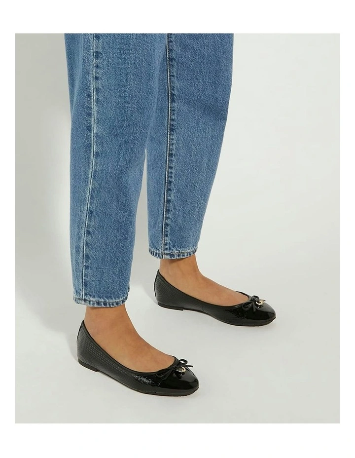 Hallo Flat in Black
