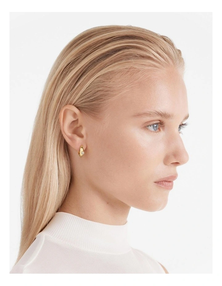 The Edge Huggie Hoop Earrings in Gold