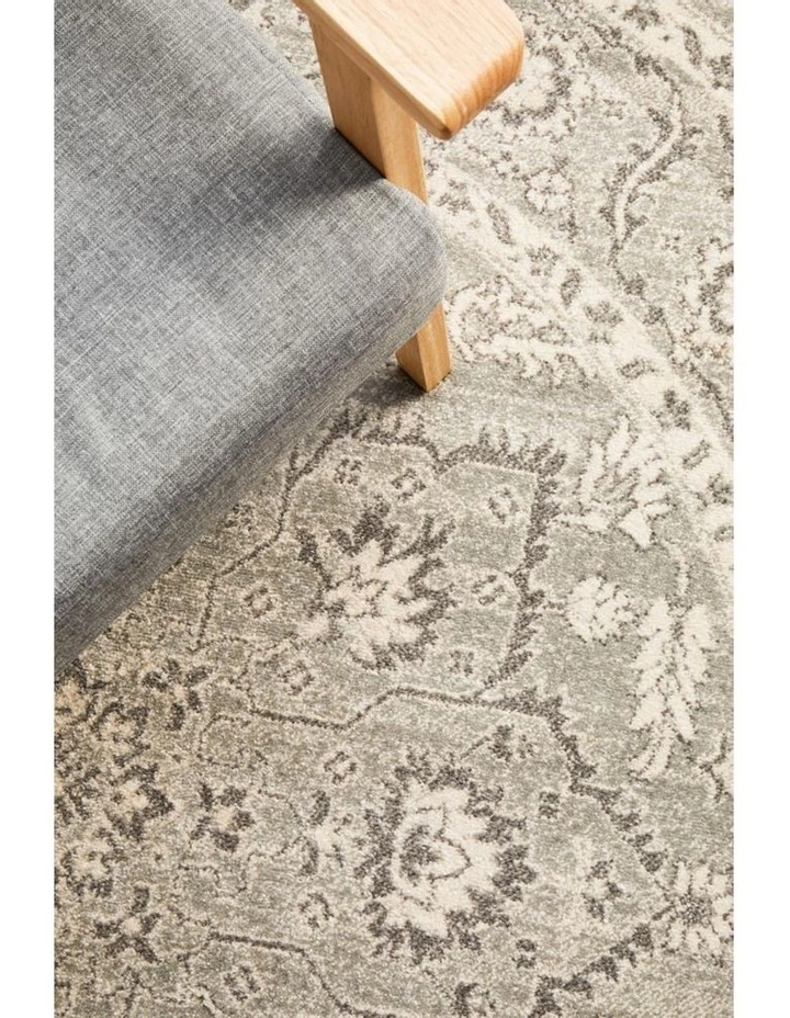 Evoke Flower Transitional Round Rug in Silver