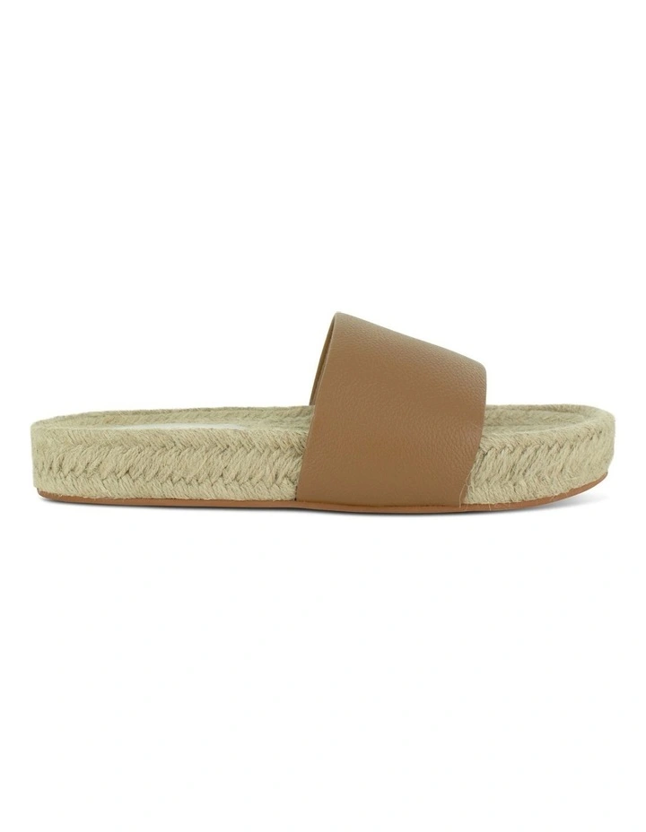 Isobel II Flat Sandals in Borwn