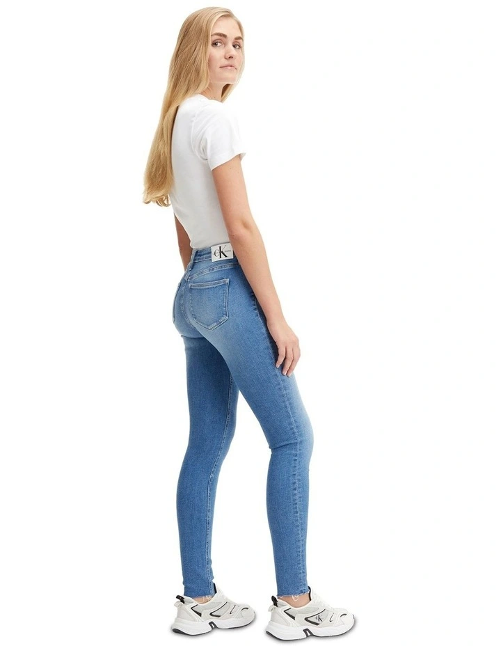 Mid Rise Skinny Jeans in Denim Medium