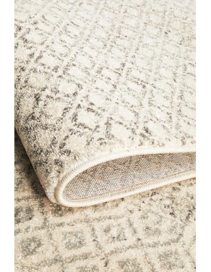 Evoke Diamond Transitional Rug in Grey