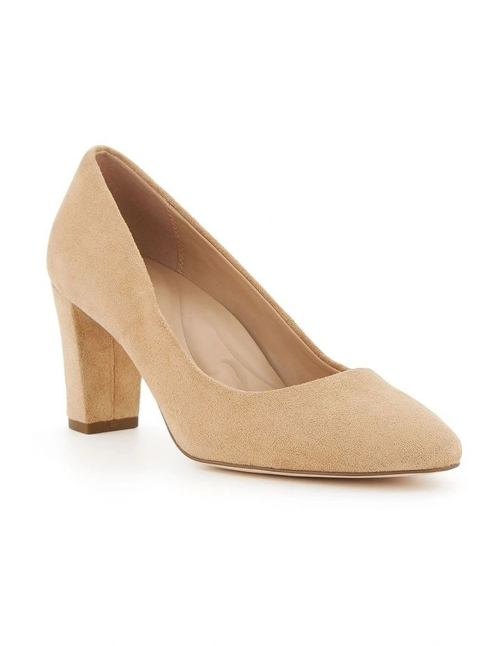Birdie Pump in Camel