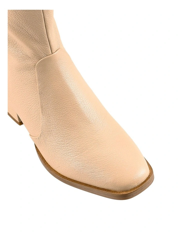 Steady Boot in Latte