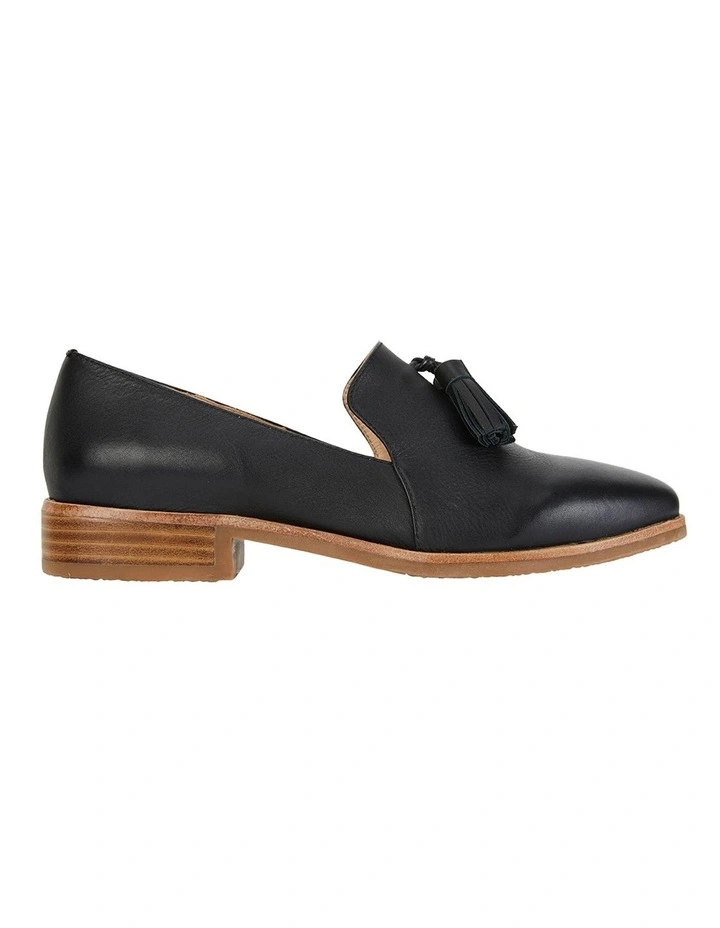 Salvador Flat Shoes in Black Leather