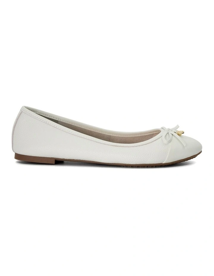 Hallo Ballet Flat in White