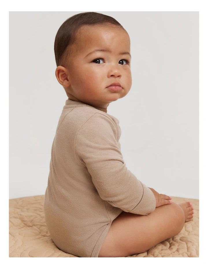 Organically Grown Cotton Puff Logo Long Sleeve Bodysuit in Mushroom