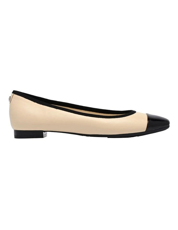 Ollin Ballet Flat in Black Natural