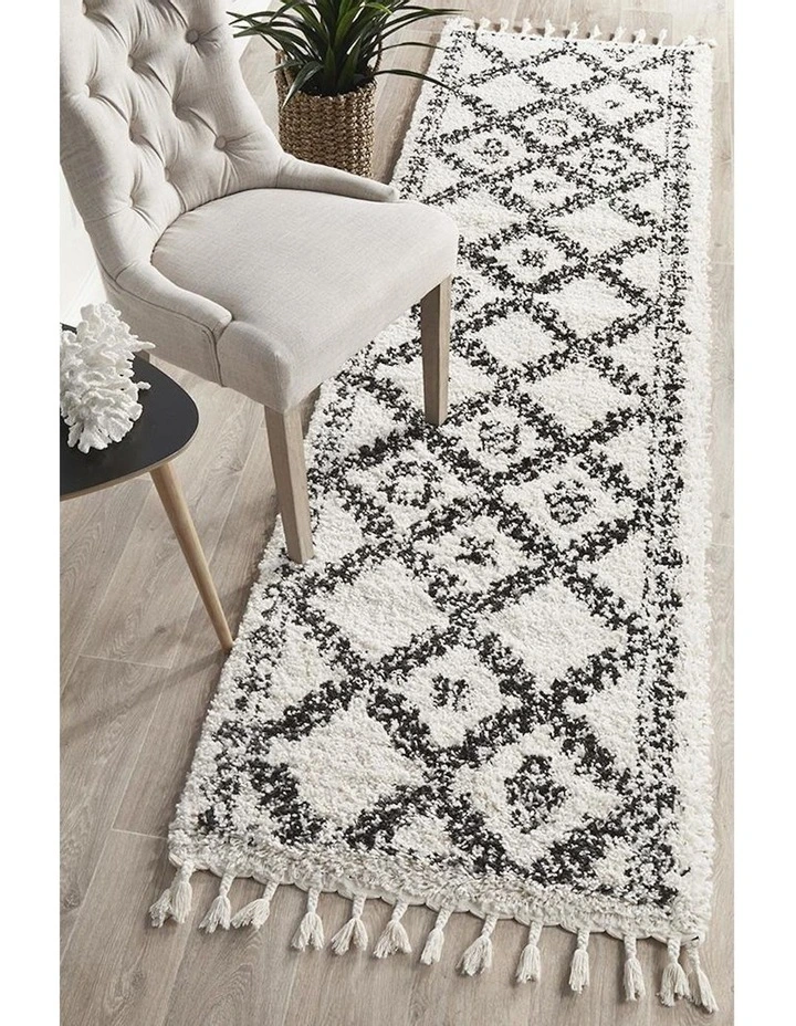 Saffron 33 Runner Rug in White