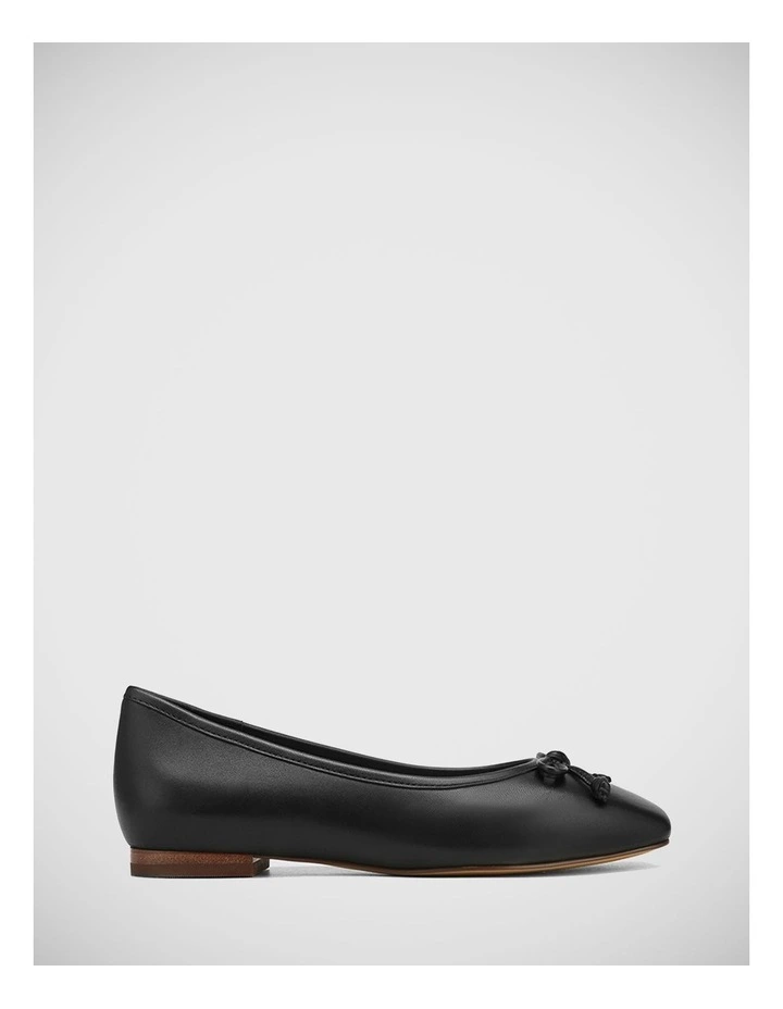 Aleisha Leather Flat Shoes in Black