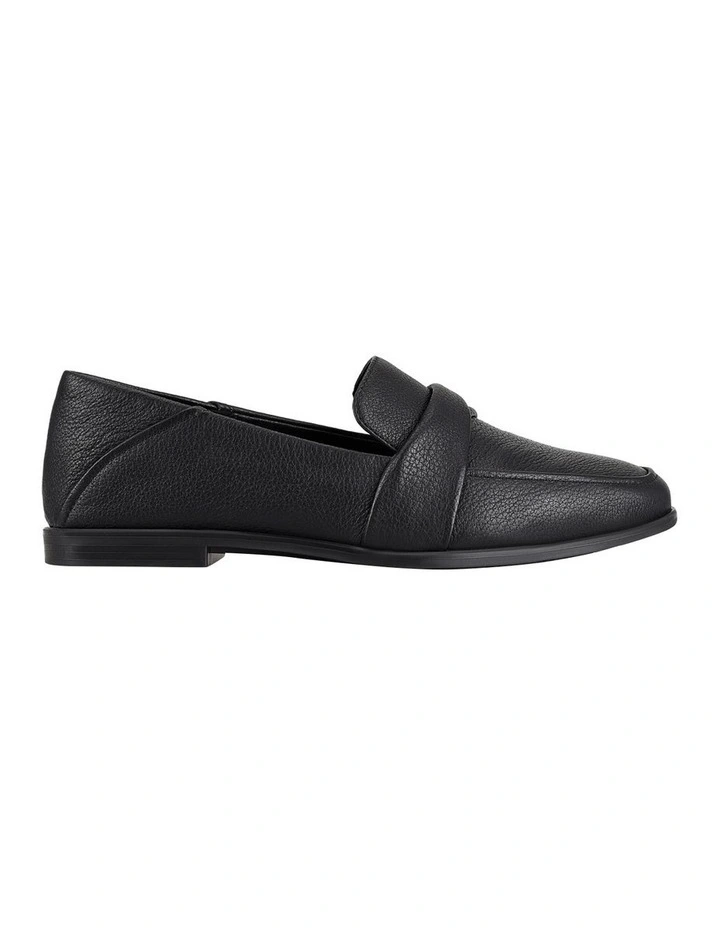 Zen Flat Shoe in Black