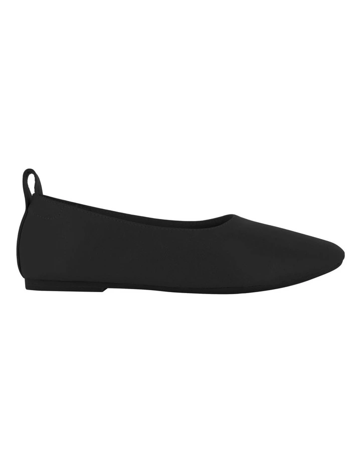 Daphne IV Ballet Flats in Black