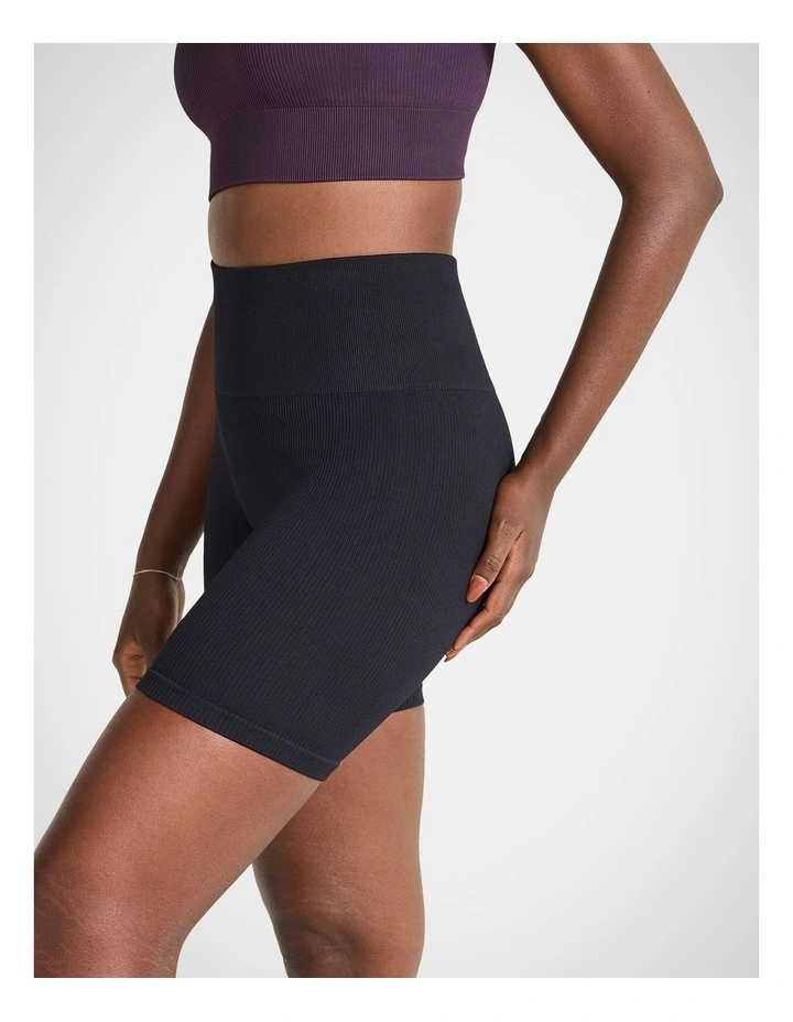 Seamless Rib Mid Thigh Bike Shorts in Black