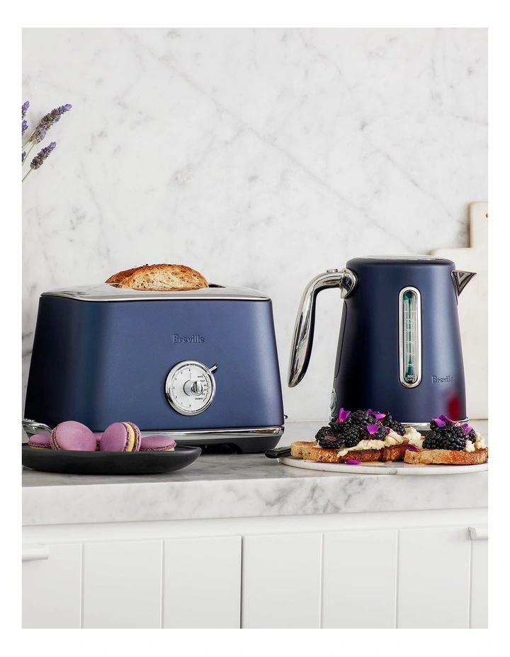 The Soft Top Luxe Kettle BKE735DBL