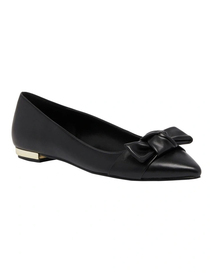 Favs Flat in Black