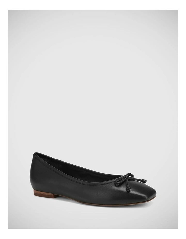 Aleisha Leather Flat Shoes in Black