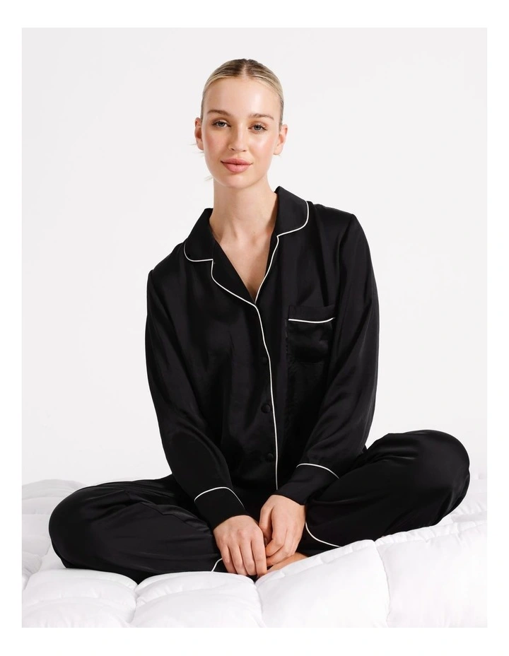 Signature Satin Long Sleeve Pyjama Set in Black