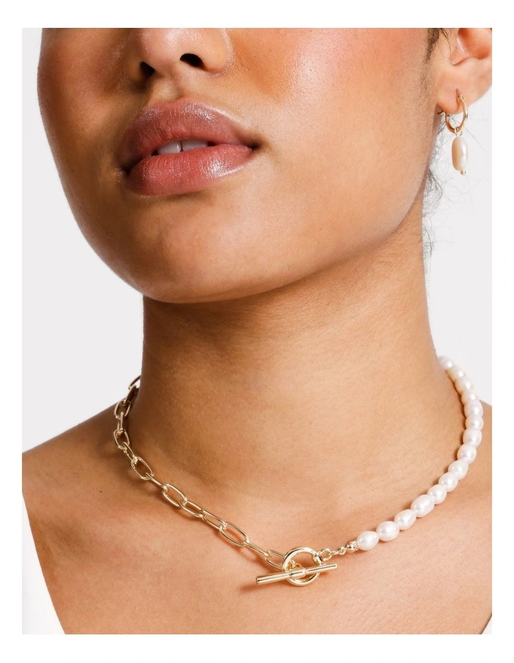 Pearl Necklace in Gold