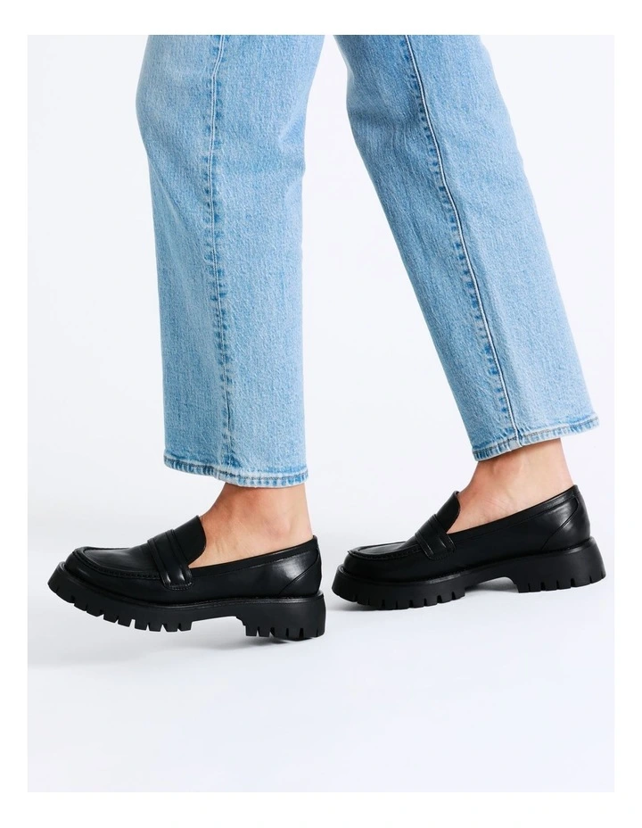 Candid Flat Shoes in Black