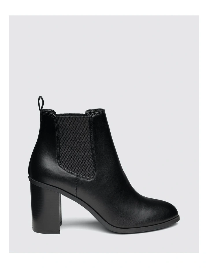 Kristeenie Boots in Black