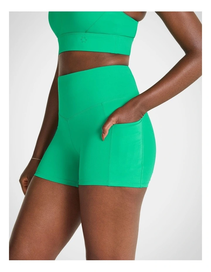 Flow Pocket Booty Shorts Parrot in Green
