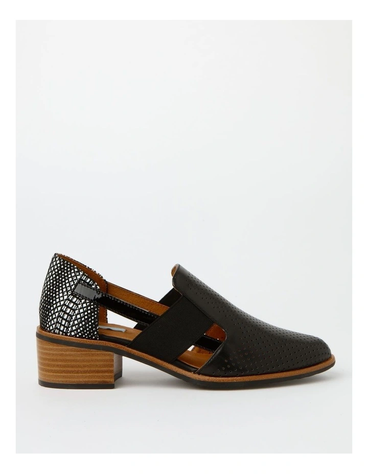 Arty Leather Flat Shoes In Black