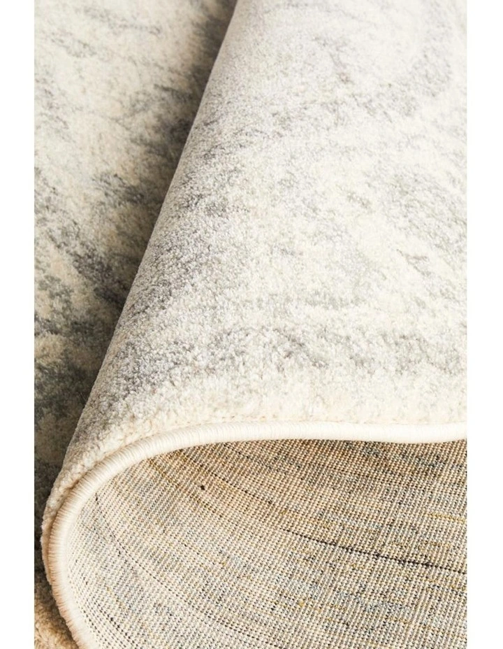 Evoke Winter Transitional Round Rug in White