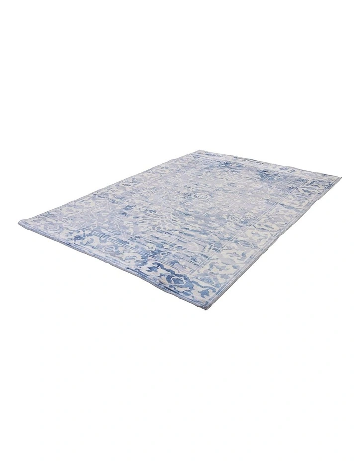 Shay Traditional Distressed Rug in Blue