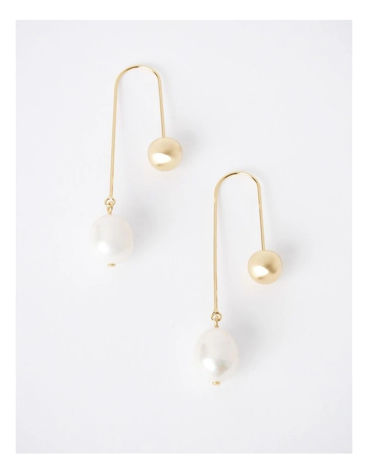 Pearl Drop Earring in Pearl