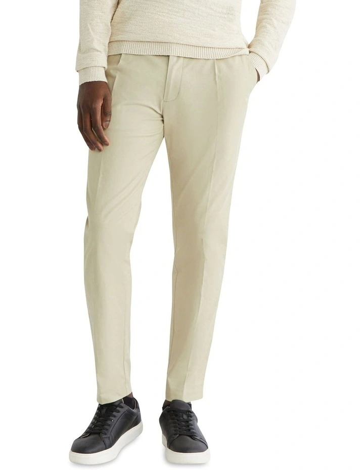 Modern Twill Tapered Pleat Pant in Cream