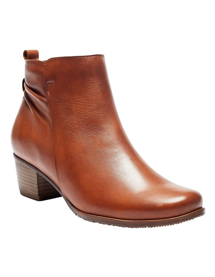 Brady Boots In Mid Brown Glove