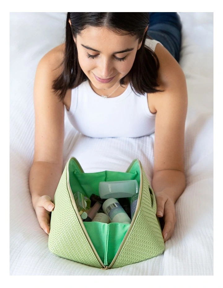 Herringbone Beauty Bag Medium in Pistachio