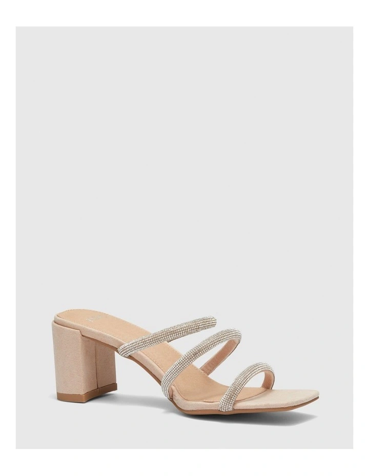Pelaka Mule in Nude