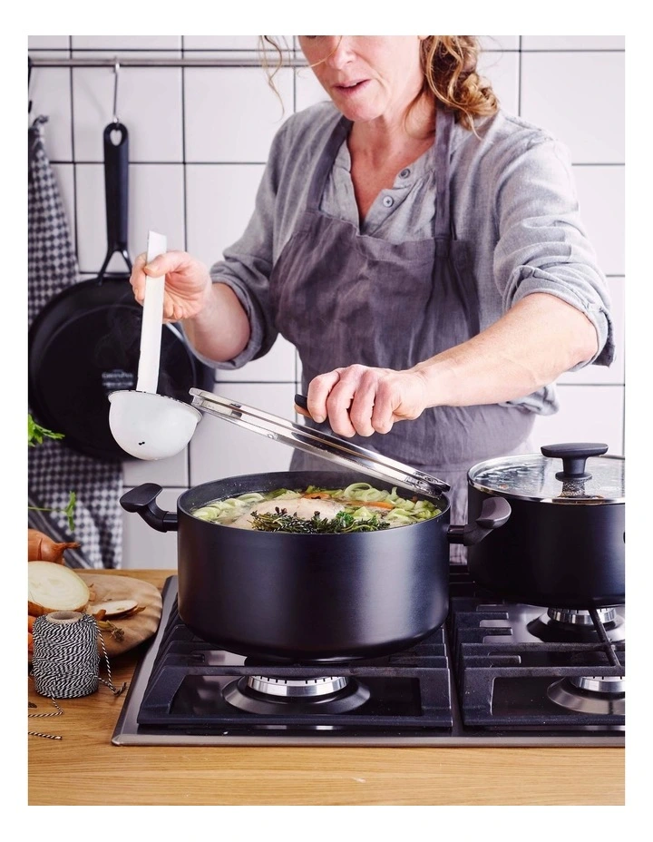 Smartshape Covered Casserole 24cm/5.14L in Black